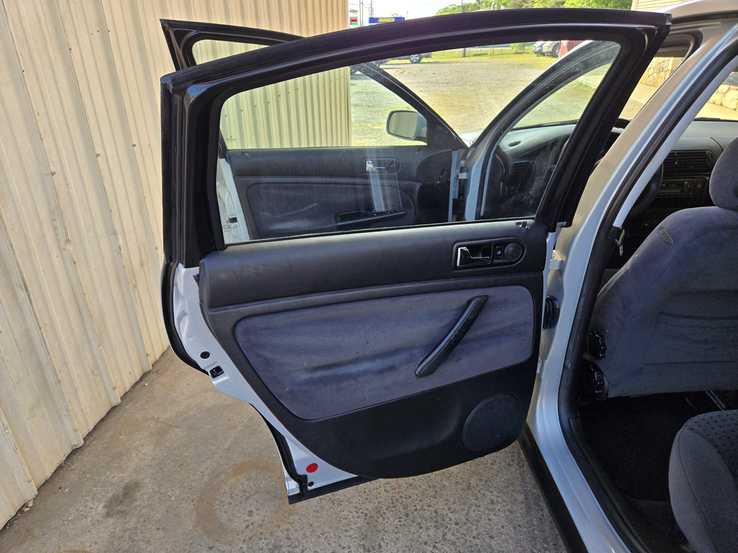 
								2000 Volkswagen Passat full									