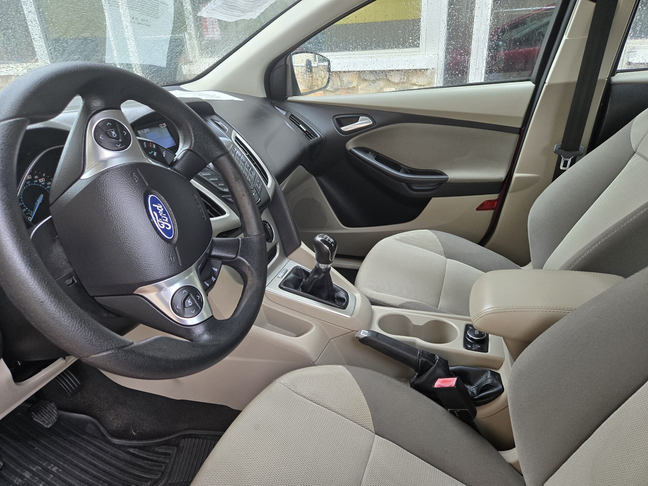 
								2012 Ford Focus SE full									