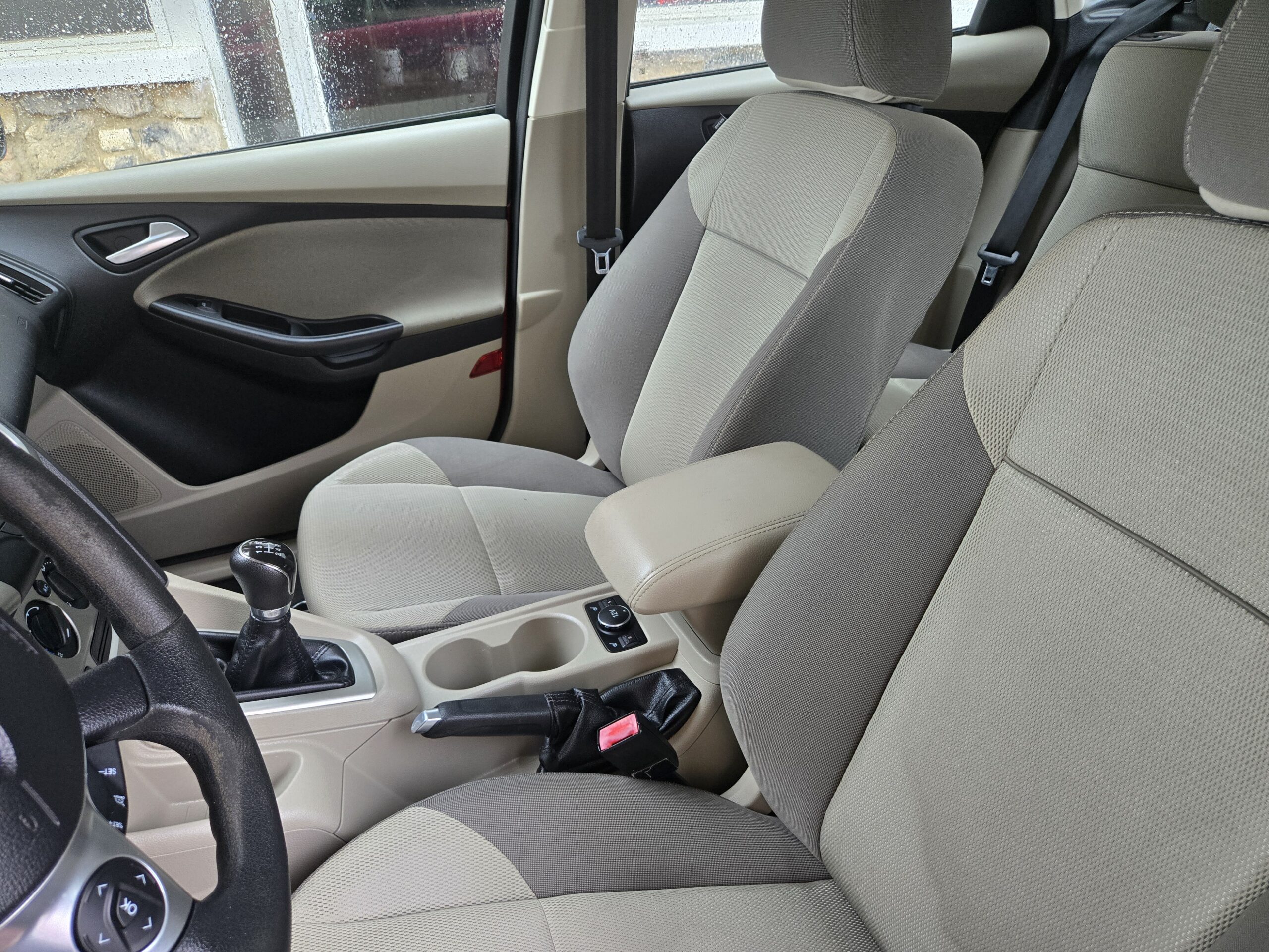 
								2012 Ford Focus SE full									