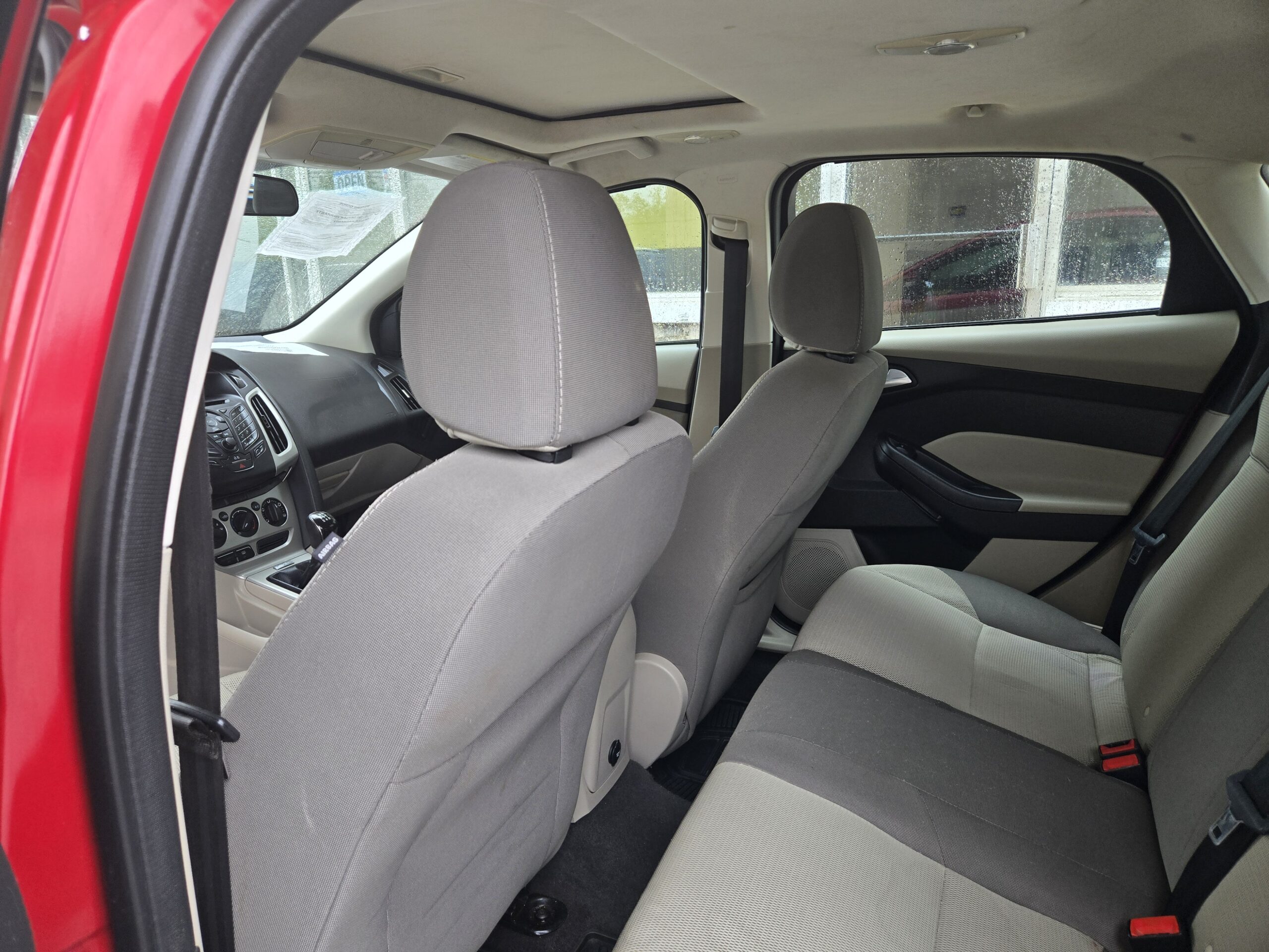 
								2012 Ford Focus SE full									