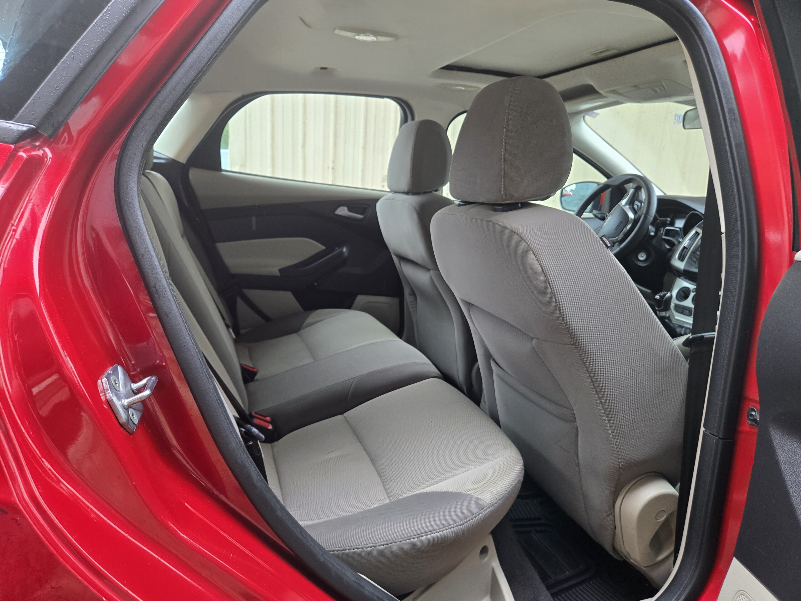
								2012 Ford Focus SE full									
