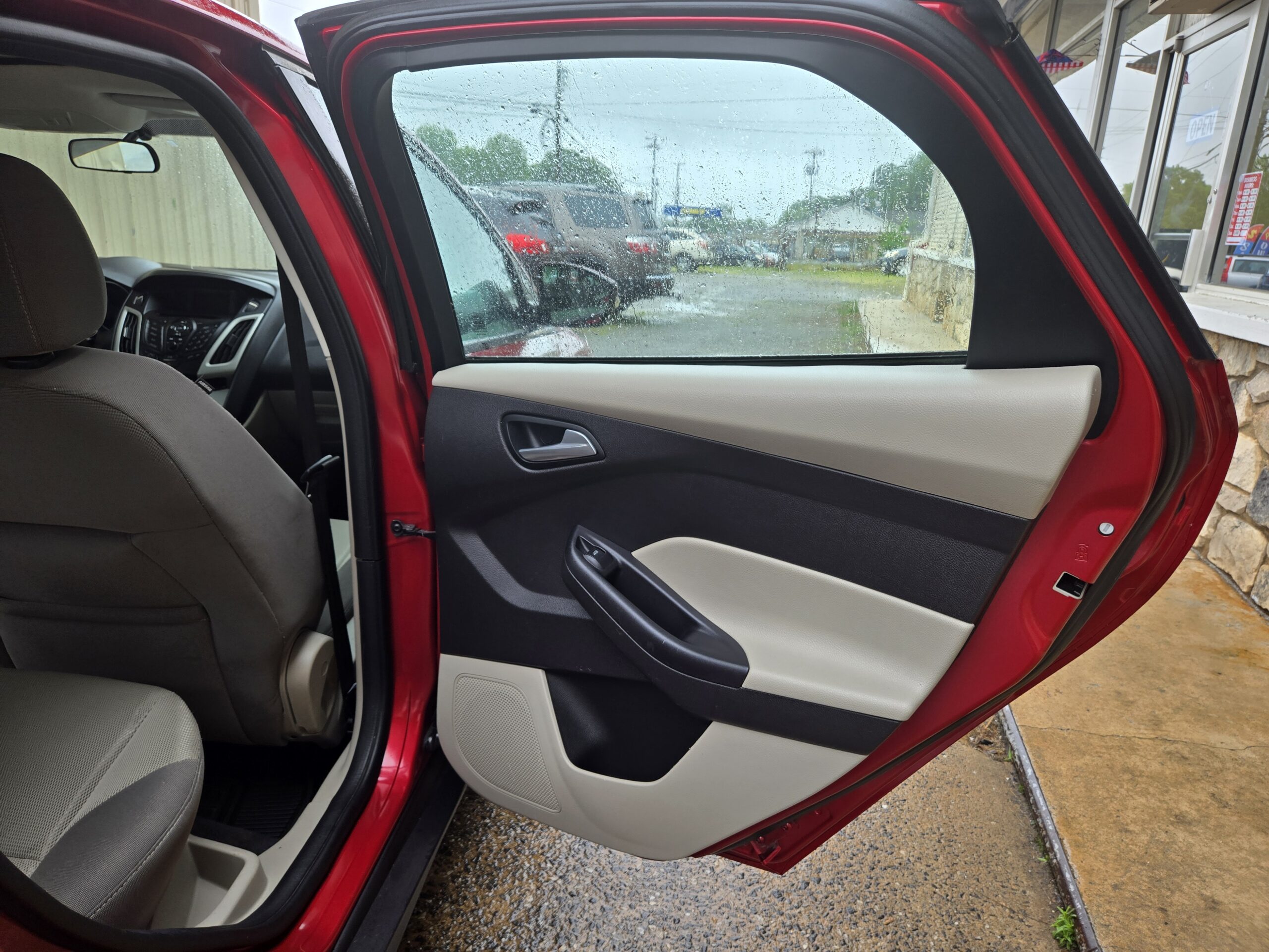 
								2012 Ford Focus SE full									