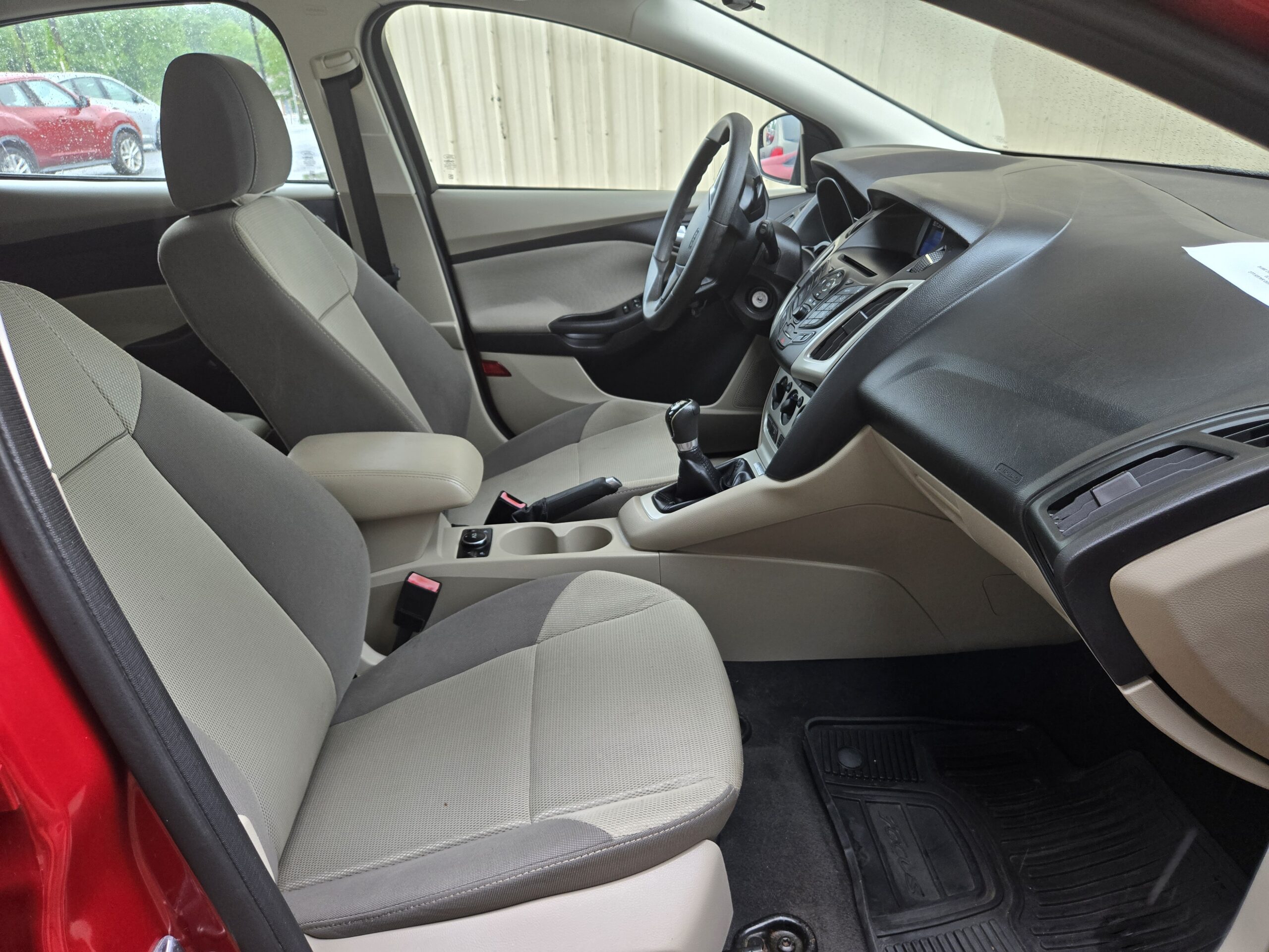 
								2012 Ford Focus SE full									