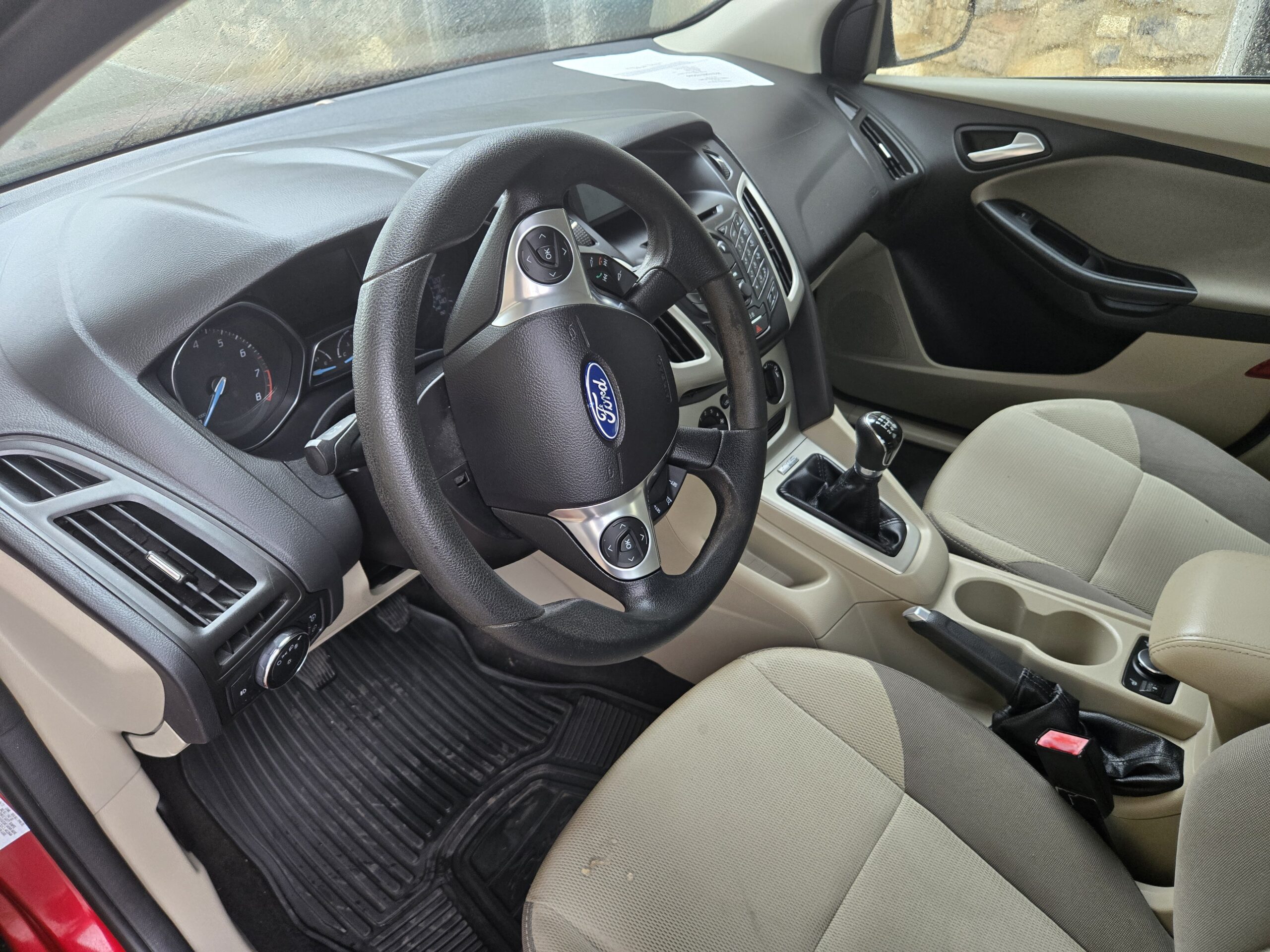
								2012 Ford Focus SE full									
