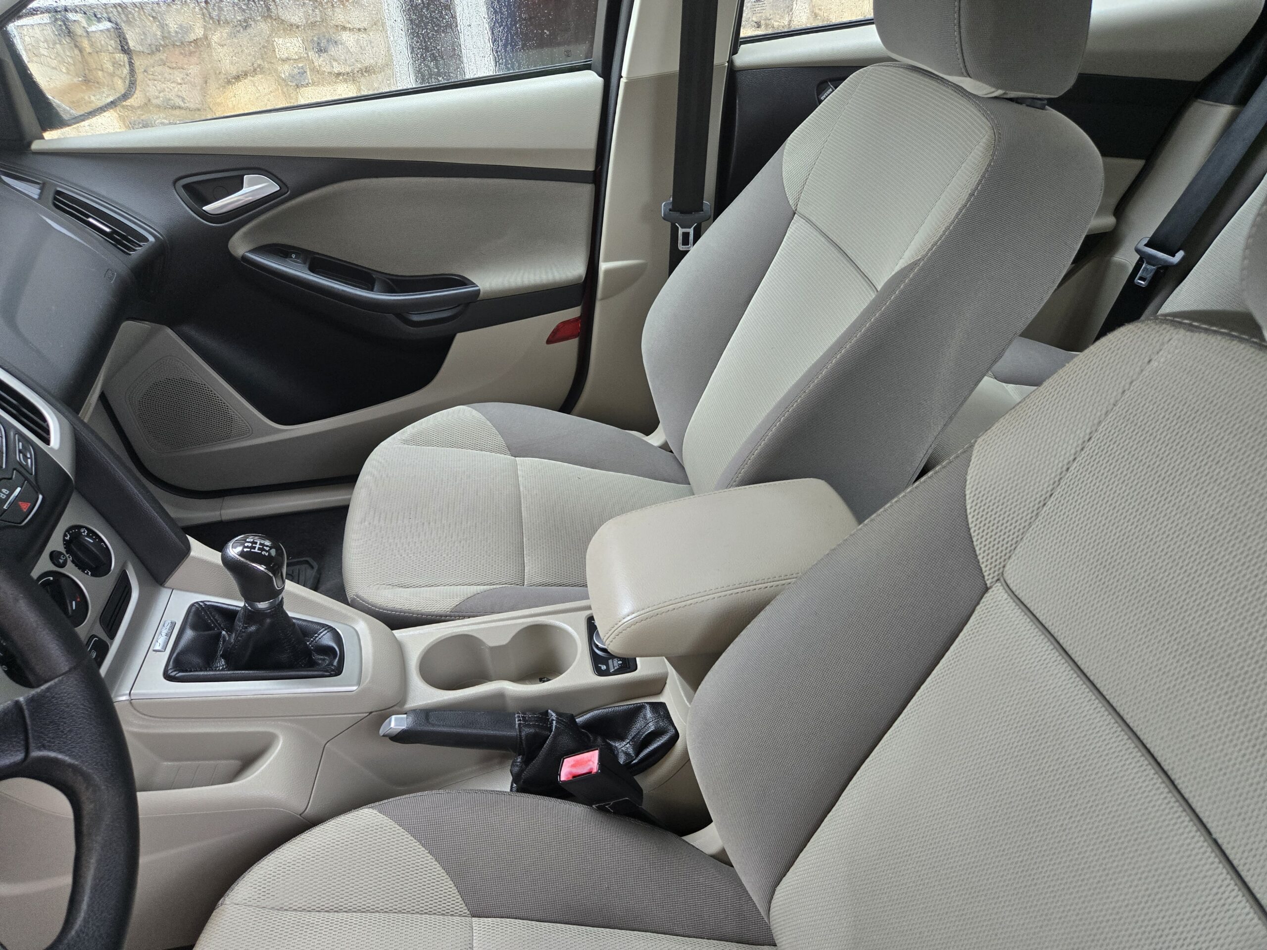 
								2012 Ford Focus SE full									